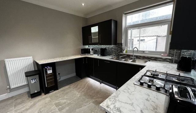Pass the Keys | Spacious & Modern 5 Bedroom House close to City!