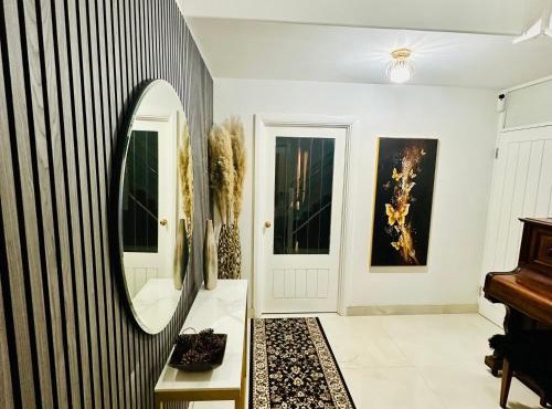 Peacock Apartments - Luxury 3 bedroom Apartment in Greater London