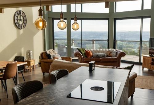 Pendle View Sleeps 8 with Hot Tub in Longridge