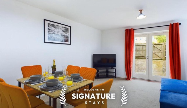 Pinewood Walk by Signature Stays - Parking - Townhouse