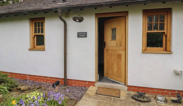 PLUM TREE COTTAGE, pet friendly, with a garden in Castleton