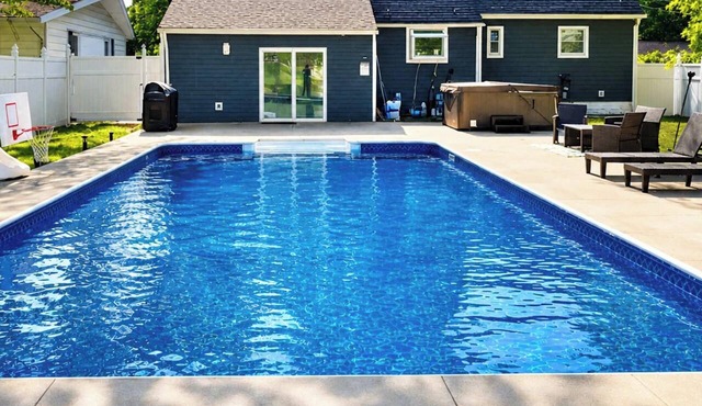 Pool - Hot Tub - Game Room - Sleeps 8 in Ashtabula