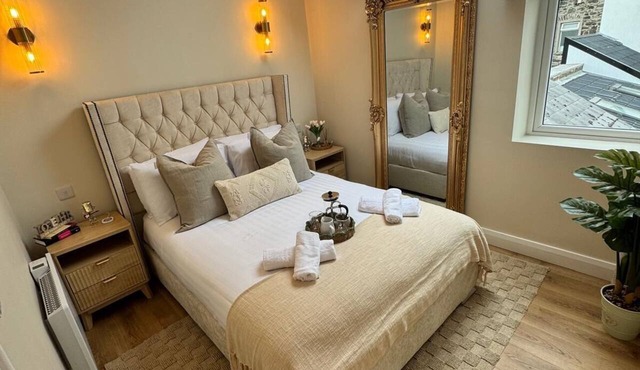 Posh 3-BDR Home, Beach House - Sleep6 - WiFi - Hot Tub - Free On-Street Parking