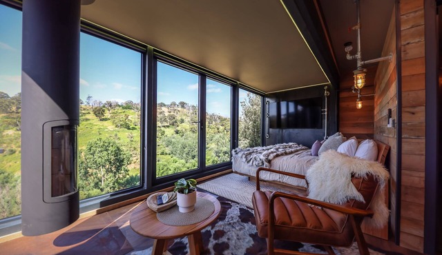Precariously perched villa on edge of ravine in Hepburn Springs