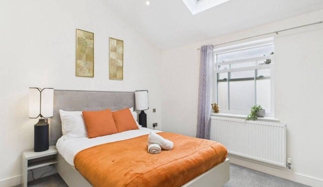 Pristine Home Near Station, Pantiles & Calverley