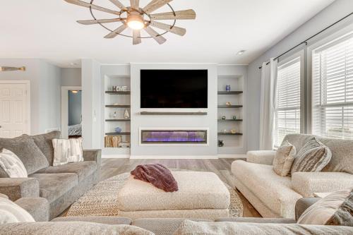 Private Beach & Deck: Bayfront Home in Hayes! in Yorktown