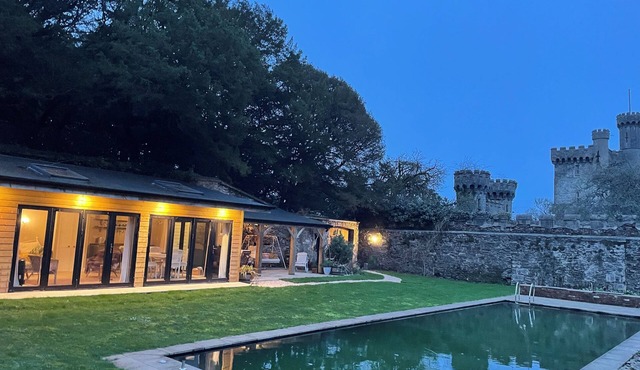 Private Garden House, Historic Castle Estate, Pool, Tennis & Gardens