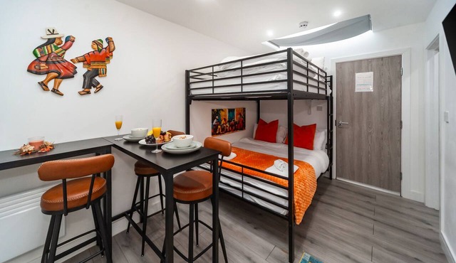 Private Studio for 4 | 3-Min to Piccadilly Line