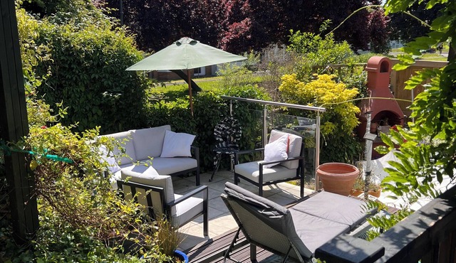 Quiet retreat near the interchange with woodland views.