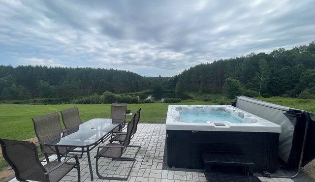 Relax with family and friends in this quiet 1880 cottage. in Saint-Gabriel-de-Brandon
