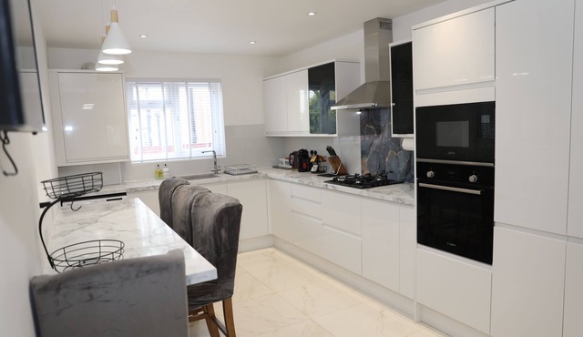 Remodelled Stylish 3 bed-3 bath in Orpington with garden. 10 mins to Bromley