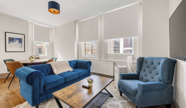 Renewed Fitzrovia Penthouse, Private Lift and A/C