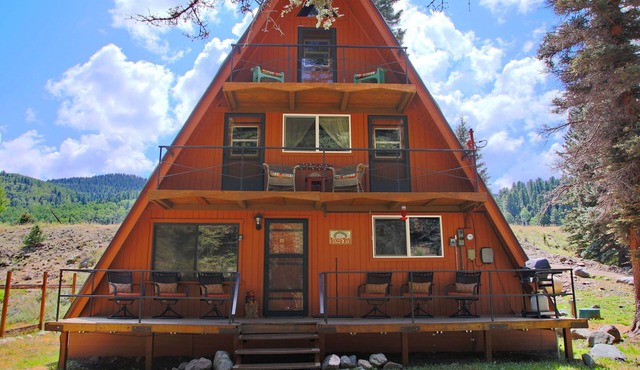 RIVER IN YOUR FRONT YARD!/Suspended Fireplace/Perfect for Families & Groups/PETS in Red River