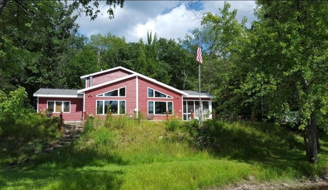 Riverfront Private Wooded 4-Season Cottage Retreat in Stephenson