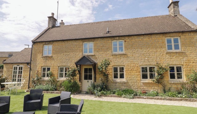 ROBINS NEST, pet friendly, with a garden in Bourton-On-The-Water