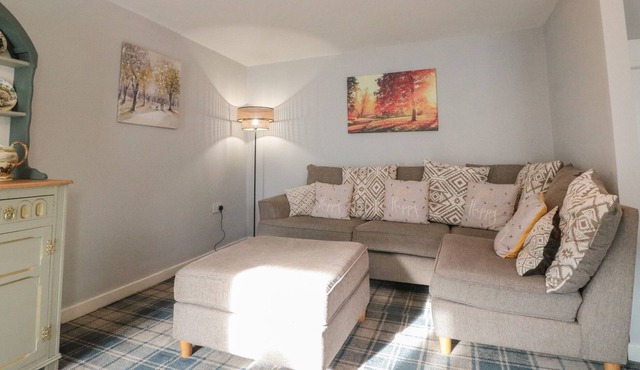 ROSE COTTAGE, pet friendly, character holiday cottage in Castleton