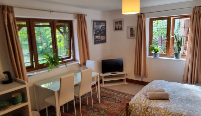 Rural 2-Bed Retreat 5 mins from Clifton and M5