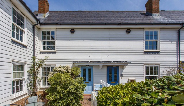 Sands End - a cottage that sleeps 4 guests in 2 bedrooms