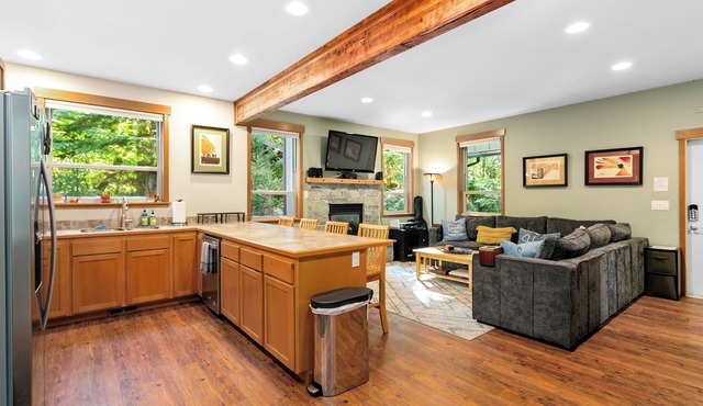 Sasquatch Mountain Hideaway, 3 Bed, 3 Bath W/Sauna, Hot Tub, Firepit & WiFi in Deming