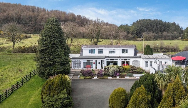 Scenic 3BR Retreat with Countryside Views