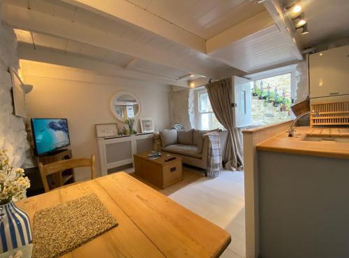 SEA-AH-NA SIDE COTTAGE - Steps from the Beach Grade II Listed Refurbished Romantic Getaway