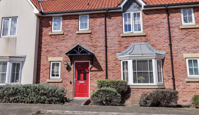 SEA GLASS COTTAGE, family friendly, with a garden in Filey