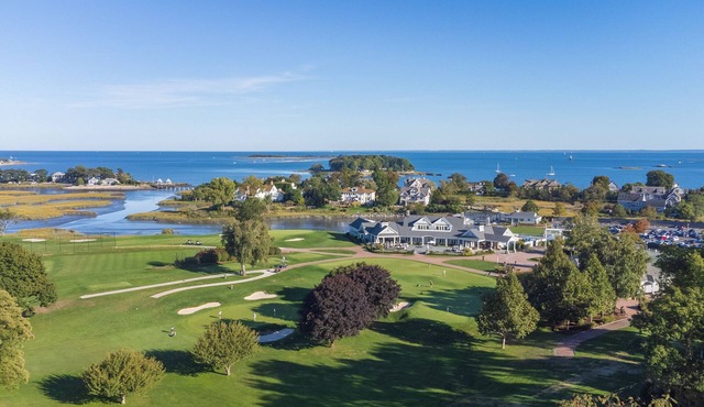 Seaside Serenity: 2B 1B, Patio,Near Beach in Norwalk