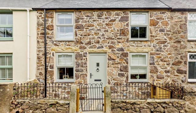 Seaside stone cottage with hot tub - Ty Fin Cottage in Llanbedrog
