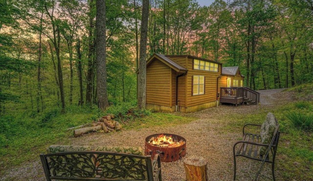 Secluded cottage 3 miles from Old Man's Cave in Logan