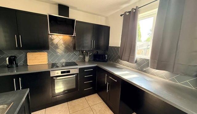 Semi-Detached w/Pool Table & Garden