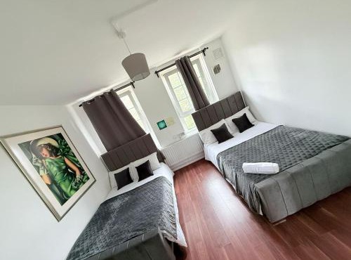 Shadwell chic stay- twin private room with shared bathroom for 4 people , 3 minutes to station, near central London
