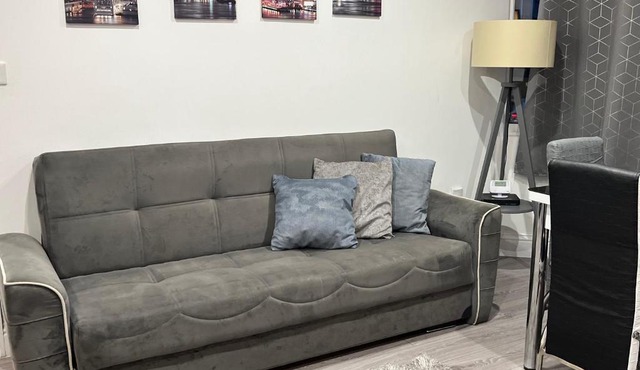 Sleek 2 Bed Oasis Croydon, Sleeps 6