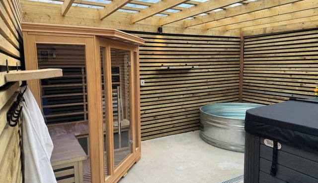 Sleeps14/Sauna/ColdPlunge/Hottub/XLgarden/gameroom