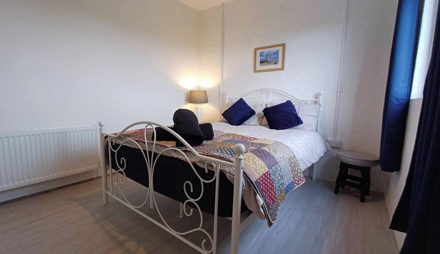 Sleeps5-200yrFarmhouse-FreeParking-Garden