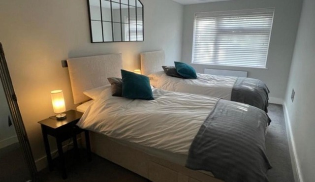 Solihull Flat For 2 with Fast WiFi with Free Secured Parking in Shirley