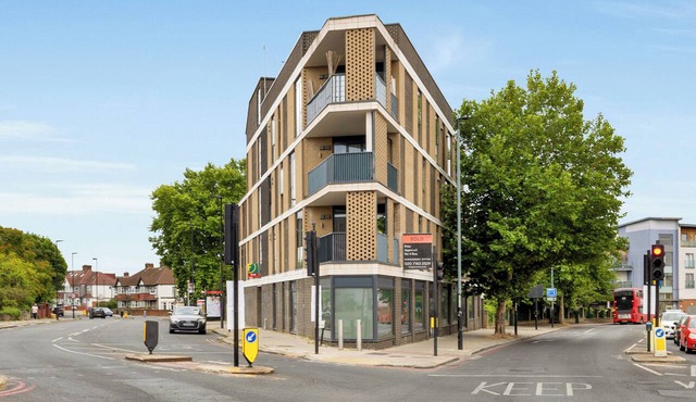 Spacious 2 bed Apartment (ground floor) in Lambeth with parking