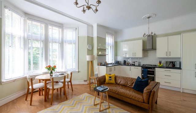 Spacious 2 Bed Apt with Privat Parking in Centre Location