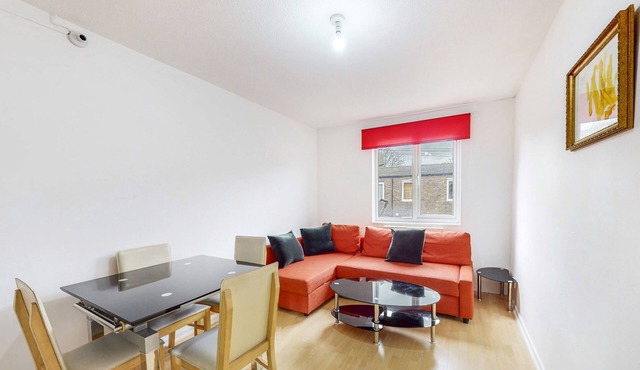 Spacious 2 bedroom house in Putney