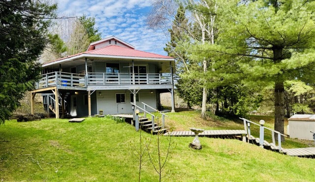 Spacious 3+1 BR, 2 Bath Cottage with Fire Pit and Pool Table in Brighton