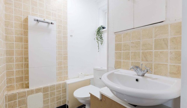 Spacious 3BDR Kennington Home with Private Garden