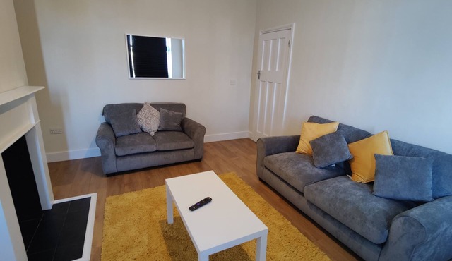 Spacious 3bed house with garden - Great transport links