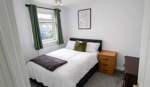 Spacious 3BR Home | Fast London Commute | 4minutes walk to station l Parking