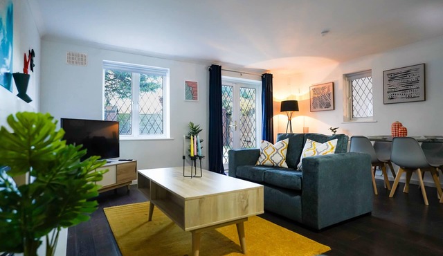 Spacious 4-Bed Contractor House | Parking | Fast WiFi | Luton