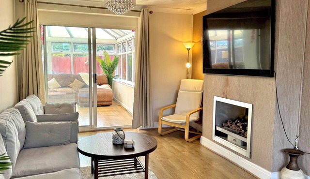 Spacious 4-Bedroom Home Opposite Celtic Park | Garden & Parking