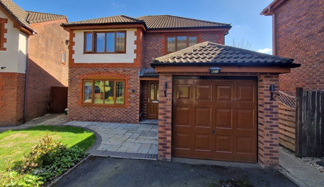 Spacious 4 BR detached & parking