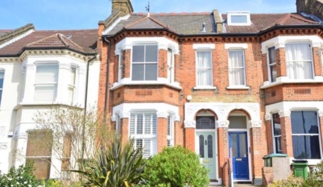 Spacious 4BR Home/Garden, Parking, 3 min to Train