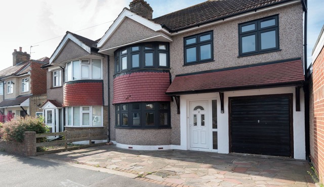 Spacious & Bright 4-Bed Family House + Parking