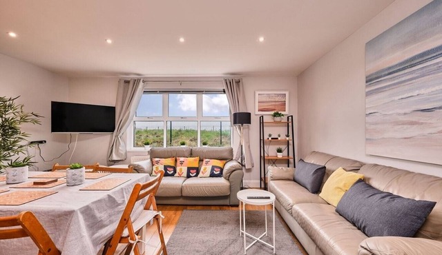 Spacious Bright Apt Walk to the Beach