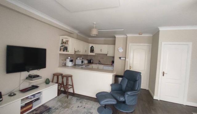 Spacious, comfortable, ground-floor apartment in the centre of Lahinch.