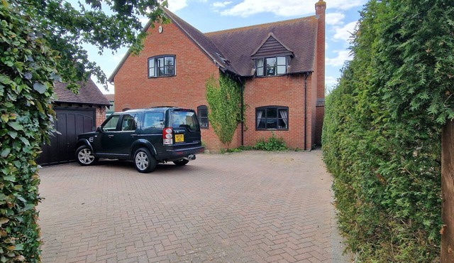 Spacious Detached 4-Bedroom Family Home with Large Garden
